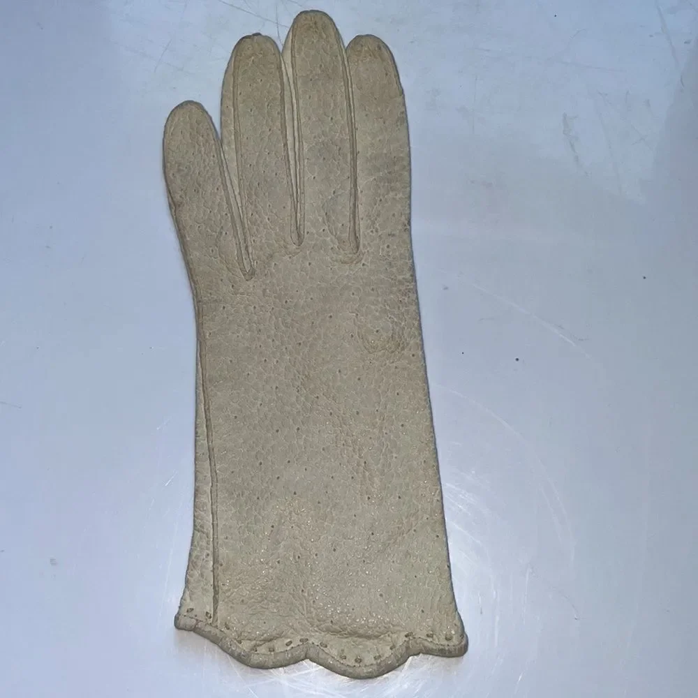 Vtg‎ 50s/60s light gray pebbled Leather gloves with scalloped hems at wrist